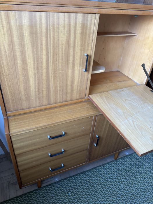 Meble z PRLu, dwa drewniane regały na nogach, fornir w połysku