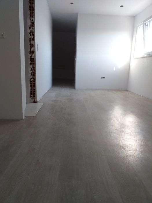 Faço pequenas pinturas e chão flutuante