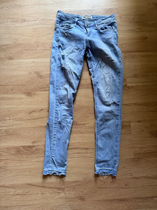 Jasne jeansy Push-up z dziurami przecierane Tally Weijl 36