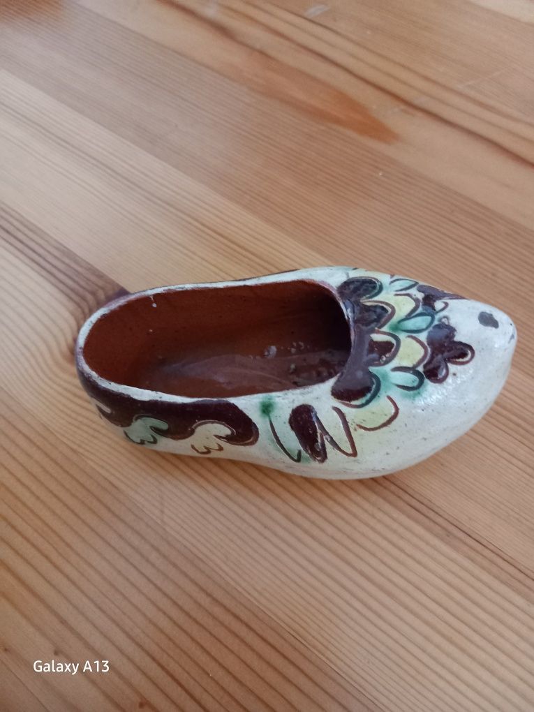 Figurki ceramiczne buciki drewniaki. Ceramika PRL.