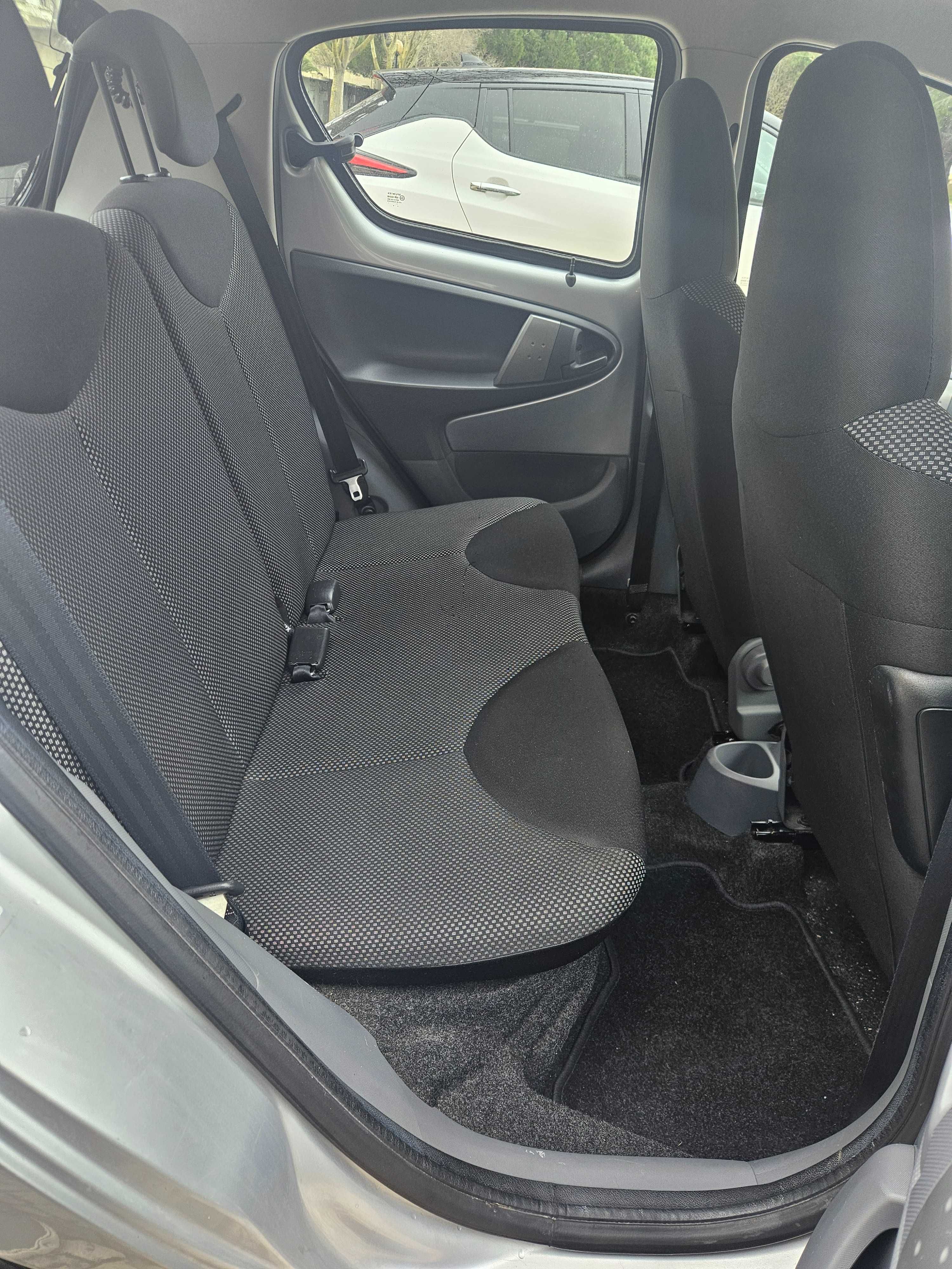 Toyota Aygo 4 portas com AC