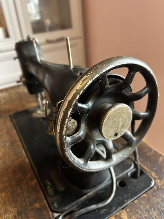 Zabytkowa maszyna do szycia Singer Model 66 – lata 20.–30. XX wieku