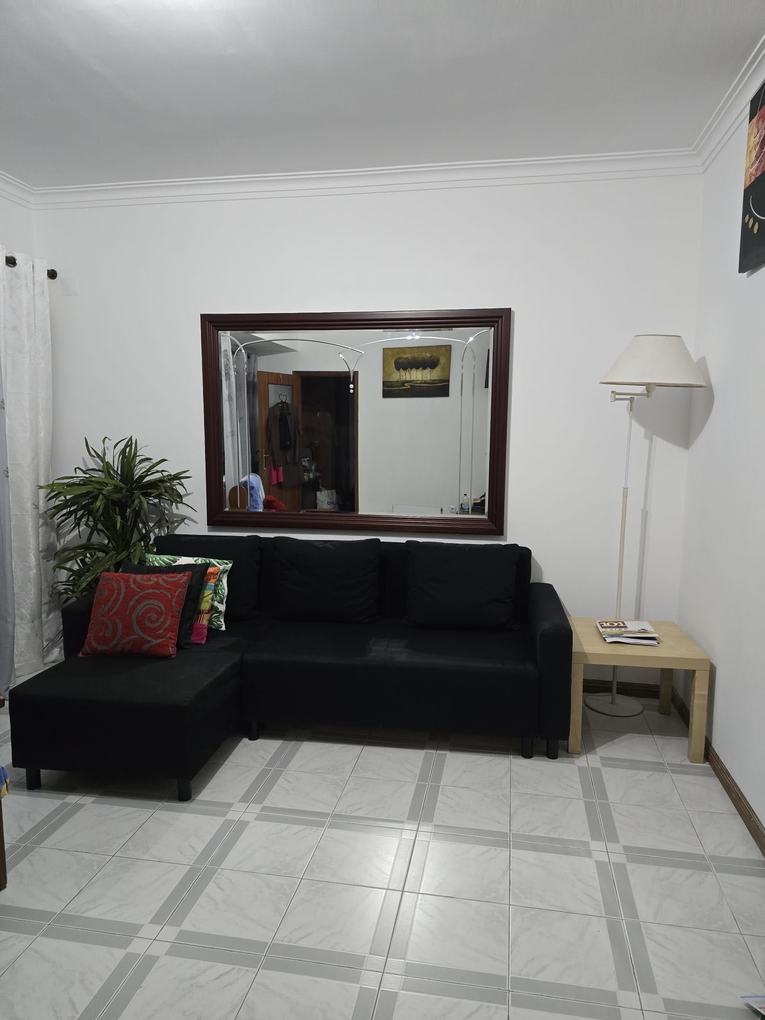 Sofá cama preto, com chaise lounge
