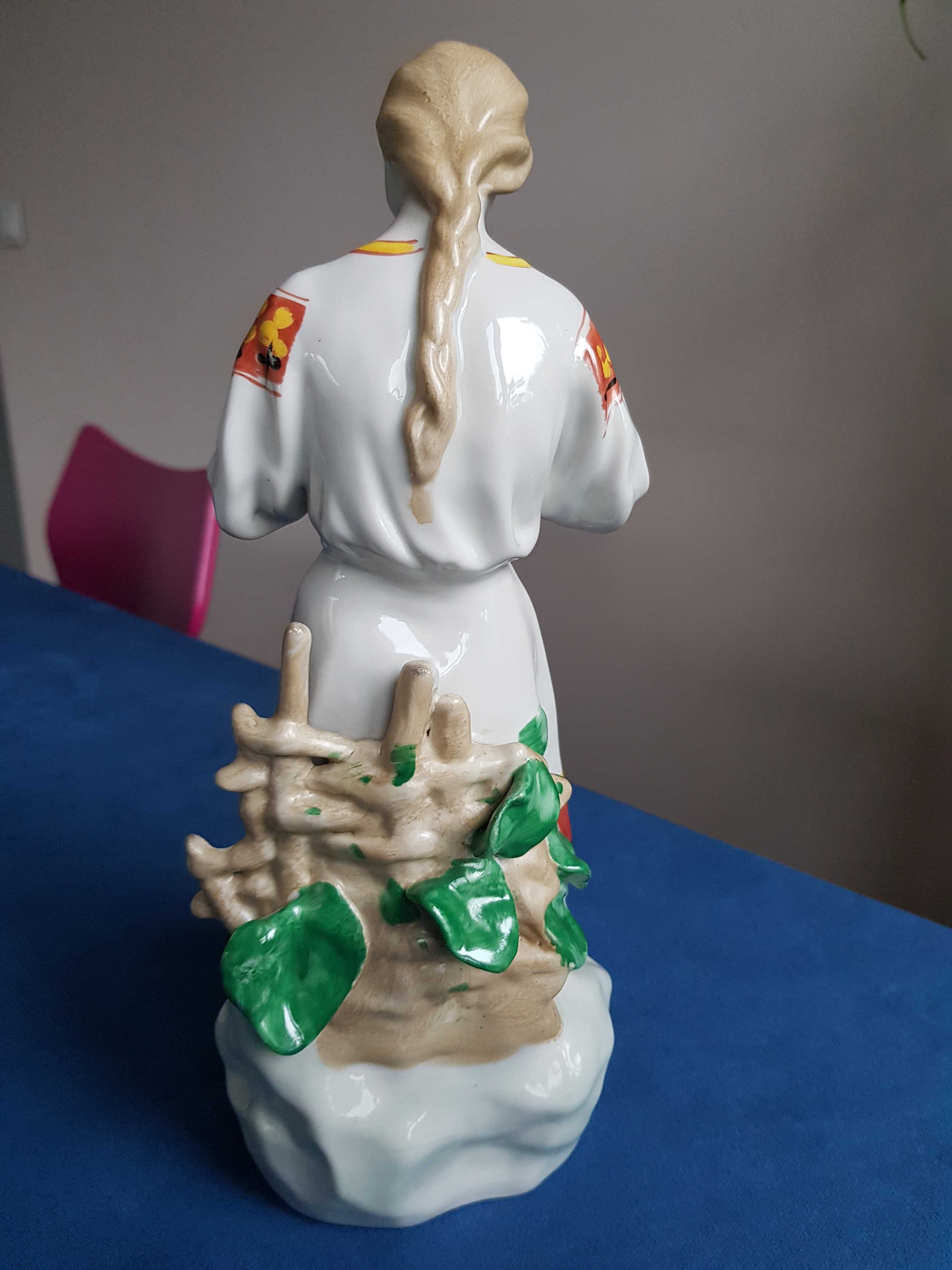 Połonne dziewczyna z rumiankiem porcelana figurka