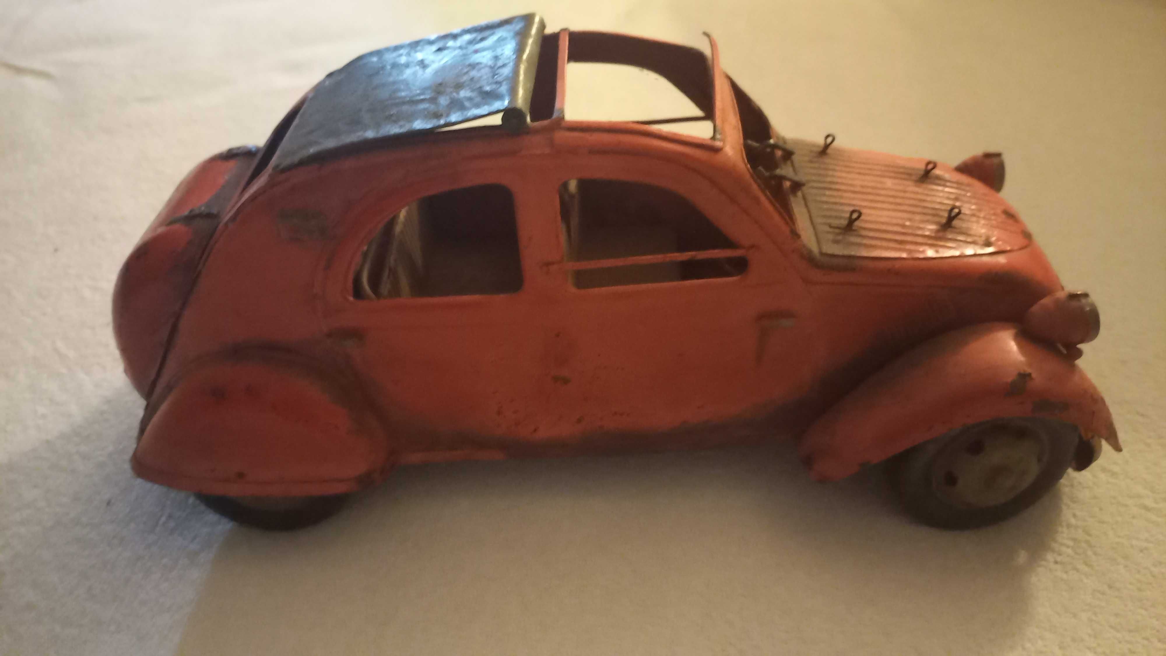 Automóveis feitos a mão.
