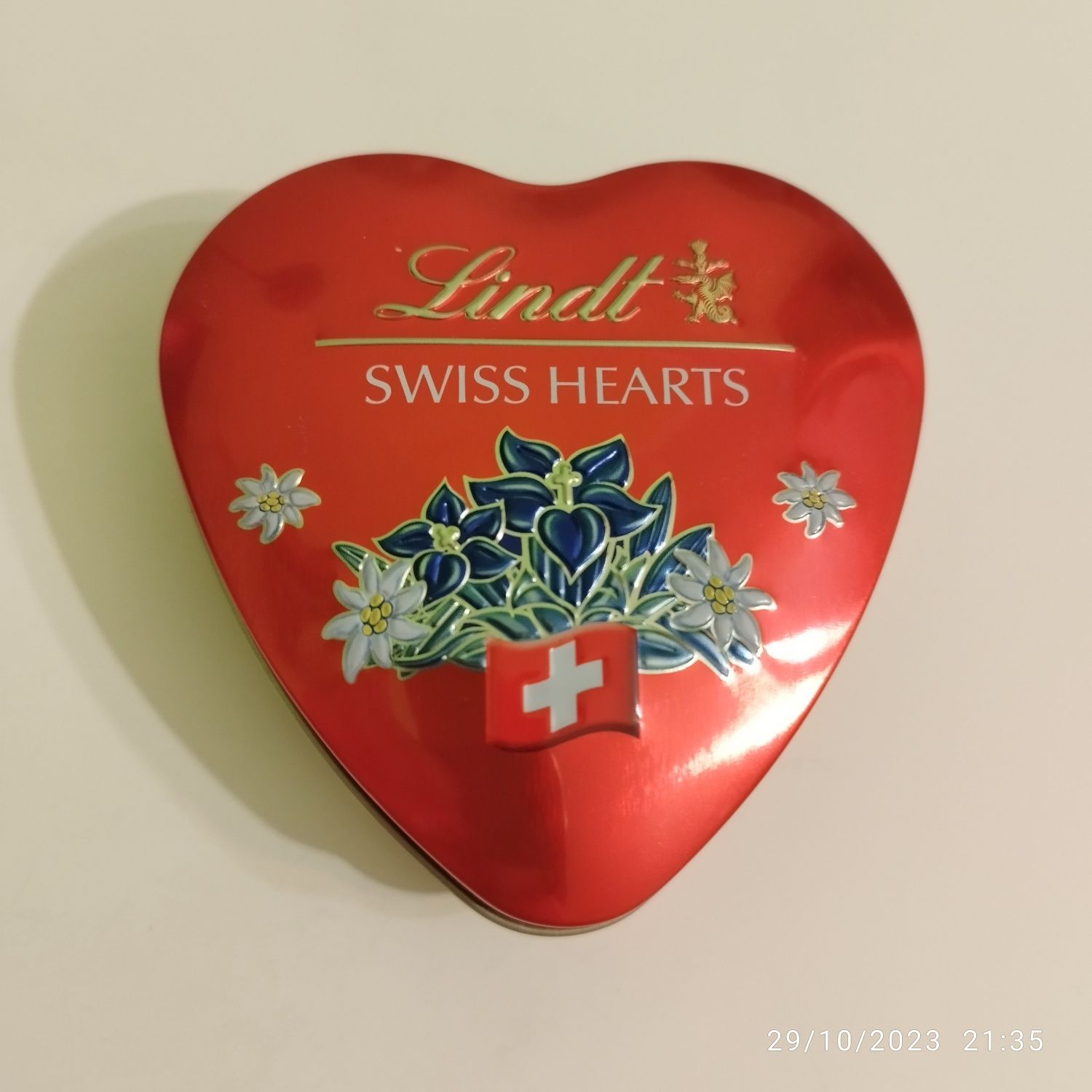 Puszka czerwone serce Lindt Swiss szwajcaria