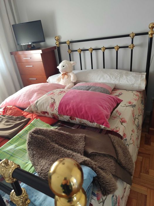 Cama em ferro preto e dourado