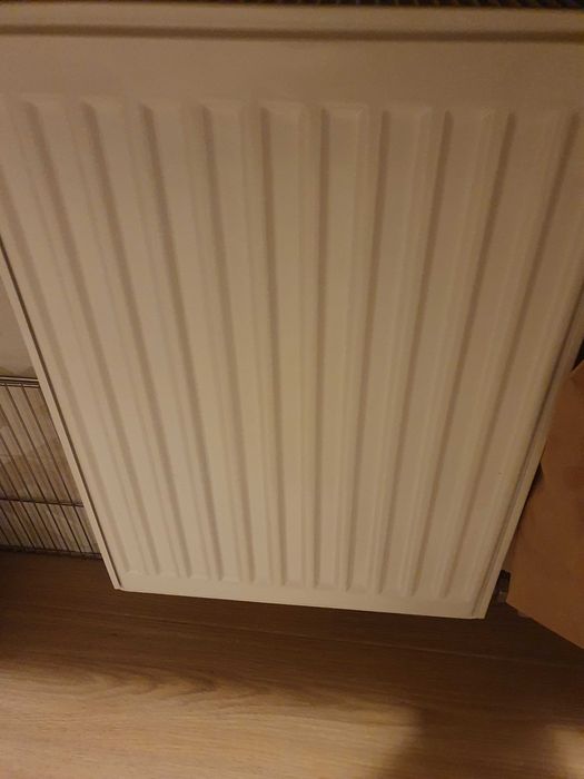 mały  grzejnik kolor jasny beż