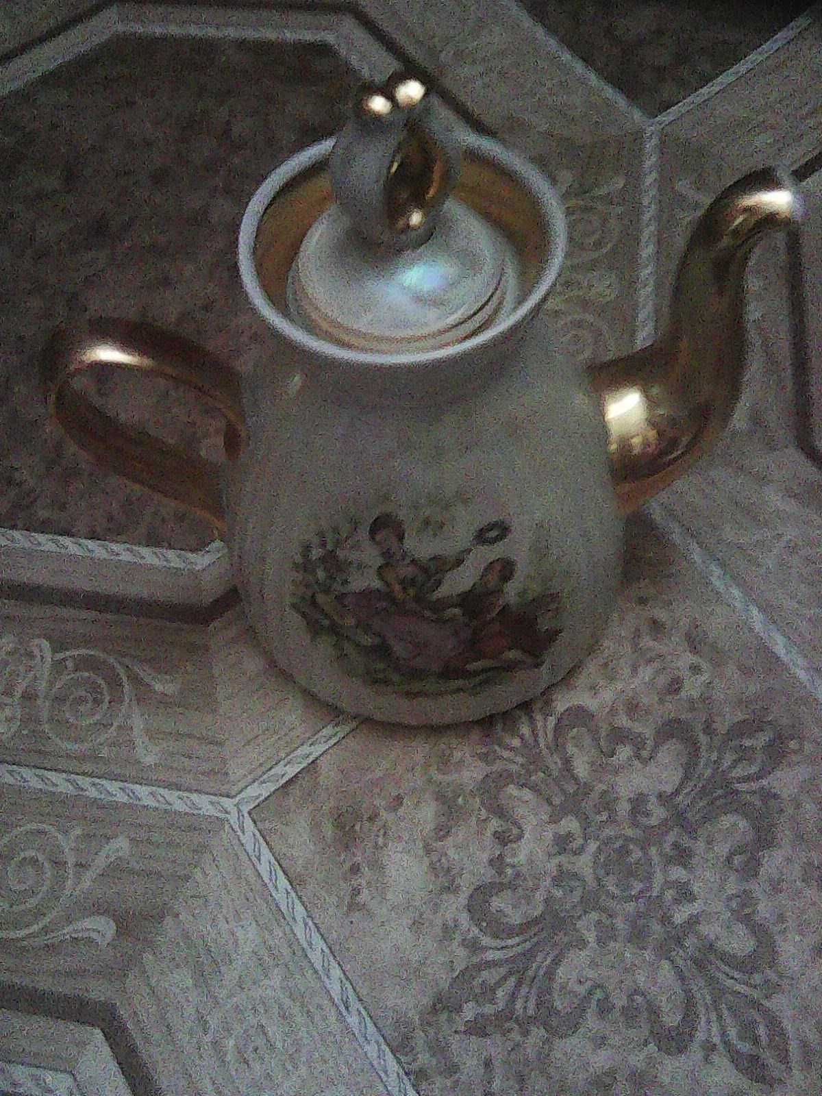 Чайник фарфоровый с позолотой от сервиза Мадонна (СССР)