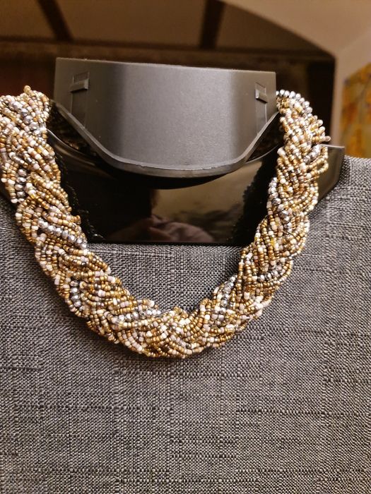 Прикраси, кольє, бусы.