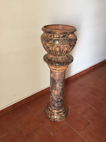 Coluna com vaso em cerâmica