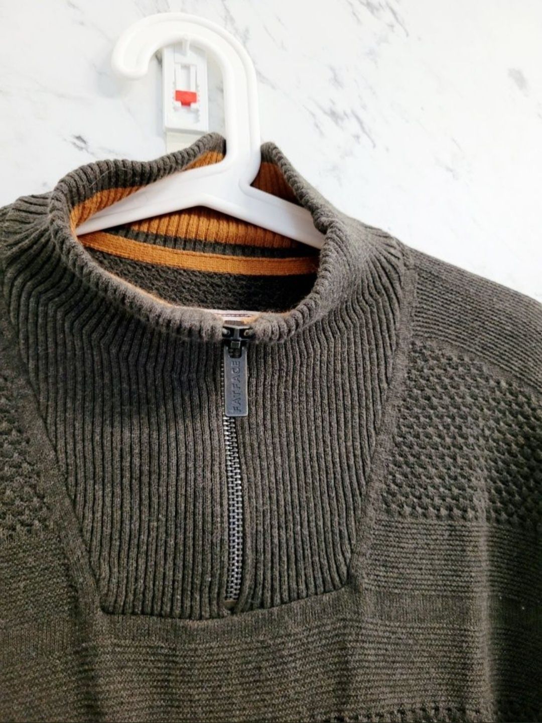 Sweter z rozpinanym półgolfem ozdobny splot