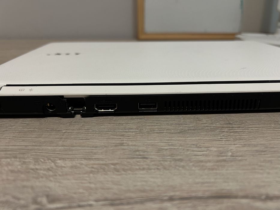 Компактний ноутбук acer es1-331