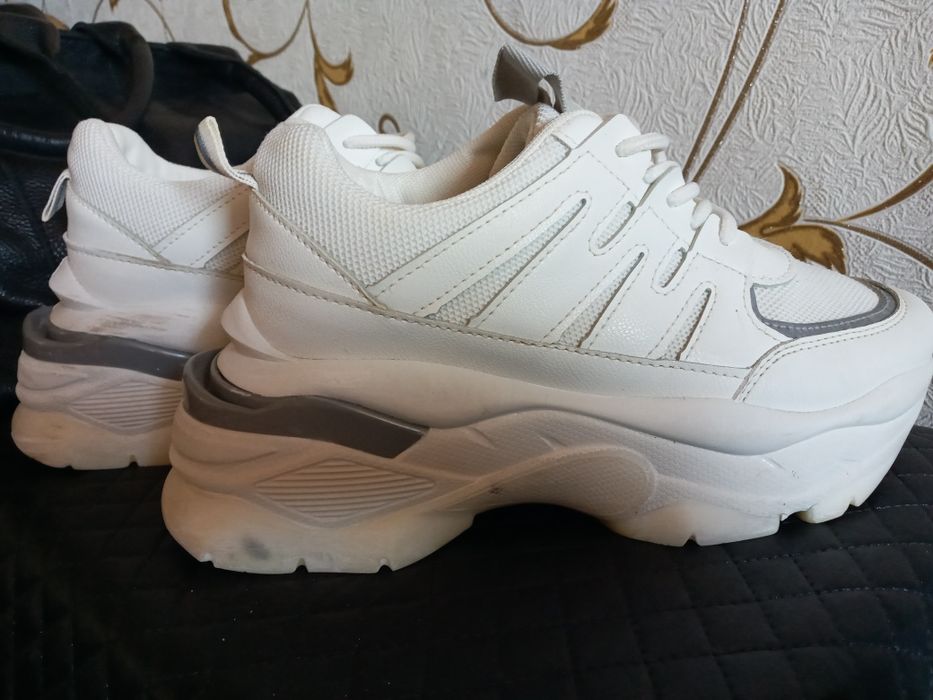 Кроссовки 38р белого цвета