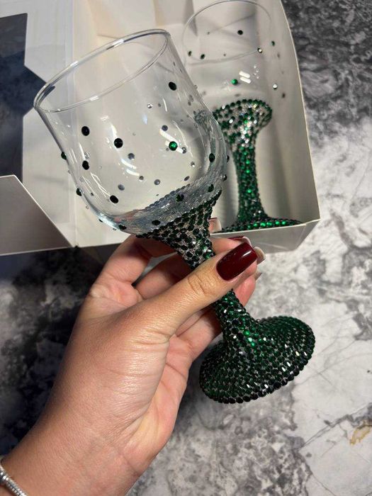 Бокали із зеленими стразами — стильна та яскрава ручна робота