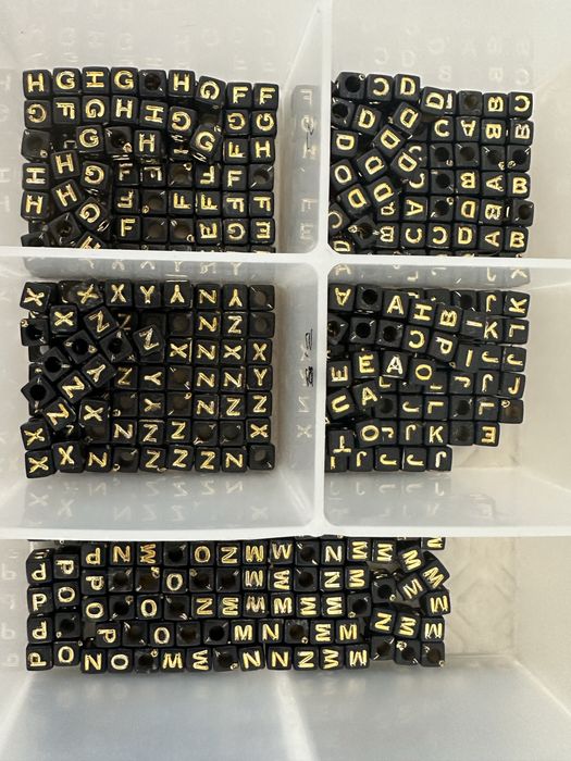 Contas para bijuteria com letras