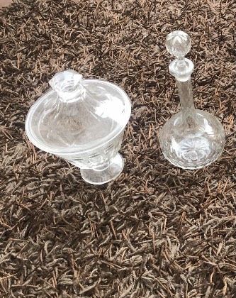 Garrafa de licor de cristal e boleira