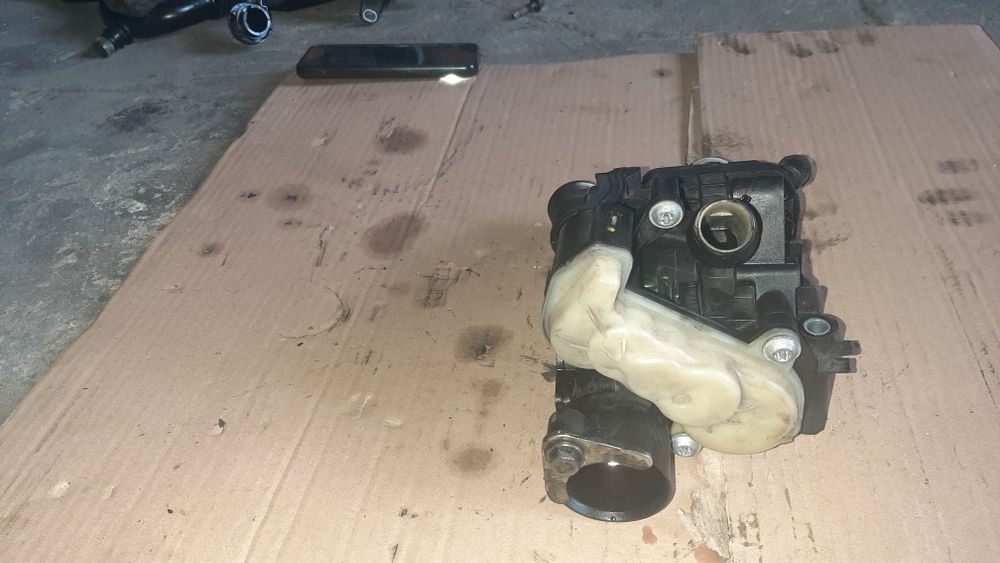 Obudowa termostatu 2.0 tdci. Bluehdi.  Ford. Citroen.  Peugeot