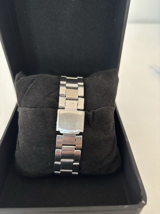 Srebrny zegarek z niebieską tarczą