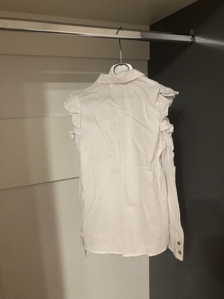Біла рубашка з відкритими плечима