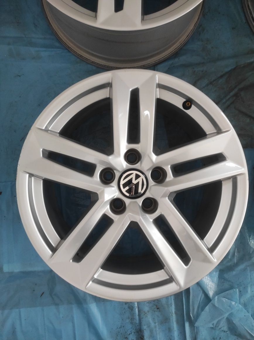 568 Felgi aluminiowe VW Volkswagen R 17 5x112 Bardzo Ładne