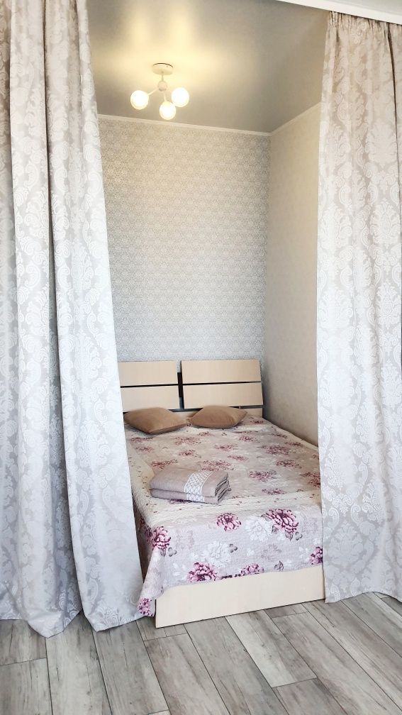 Посуточно однокомнатная видовая  квартира, пляж Чайка 5 минут