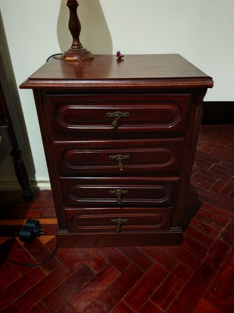 Conjunto de móveis em madeira