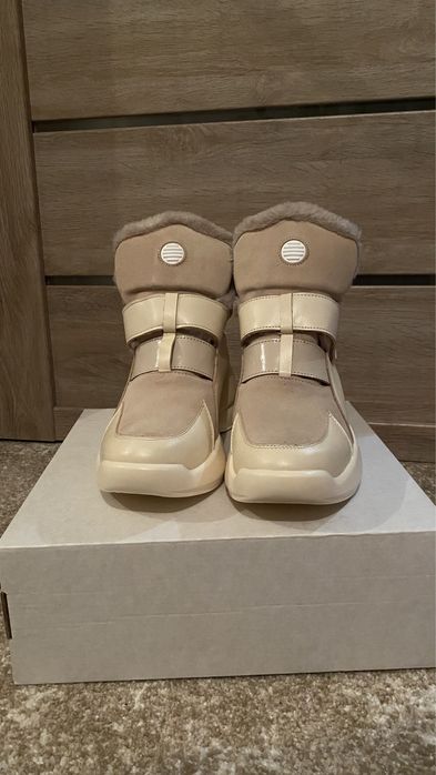 Жіночі шкіряні кросівки Нові