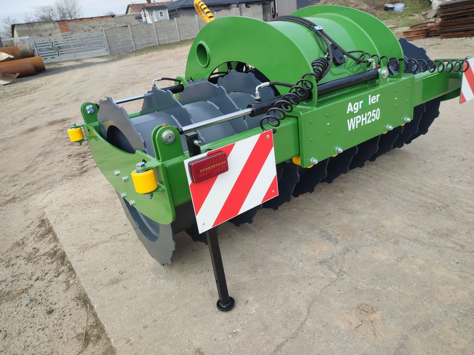 Wał pryzmowy WPG300 PROW młody rolnik