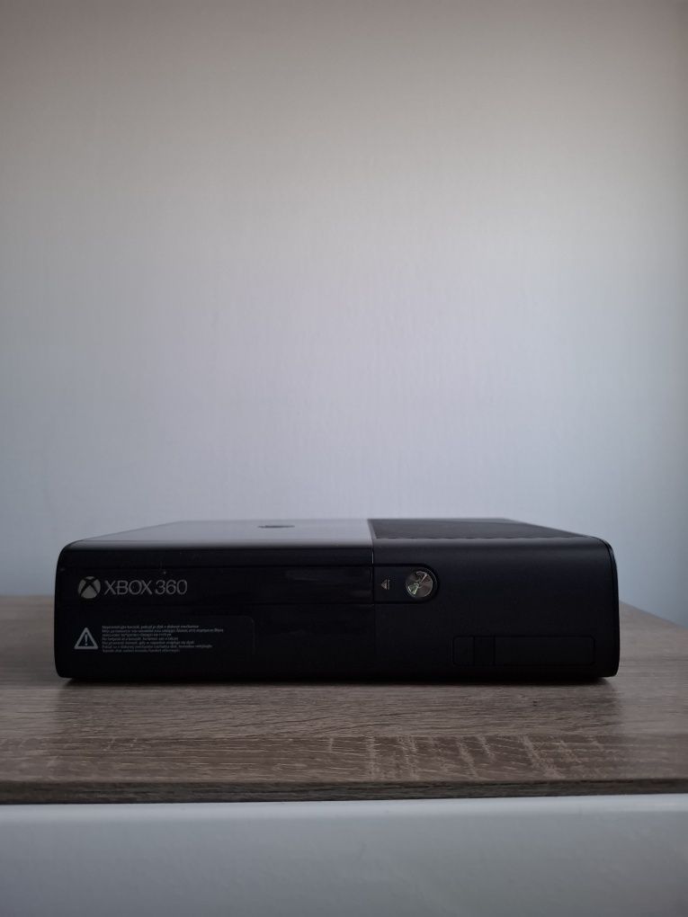 Xbox 360 E 250GB + 2 pady