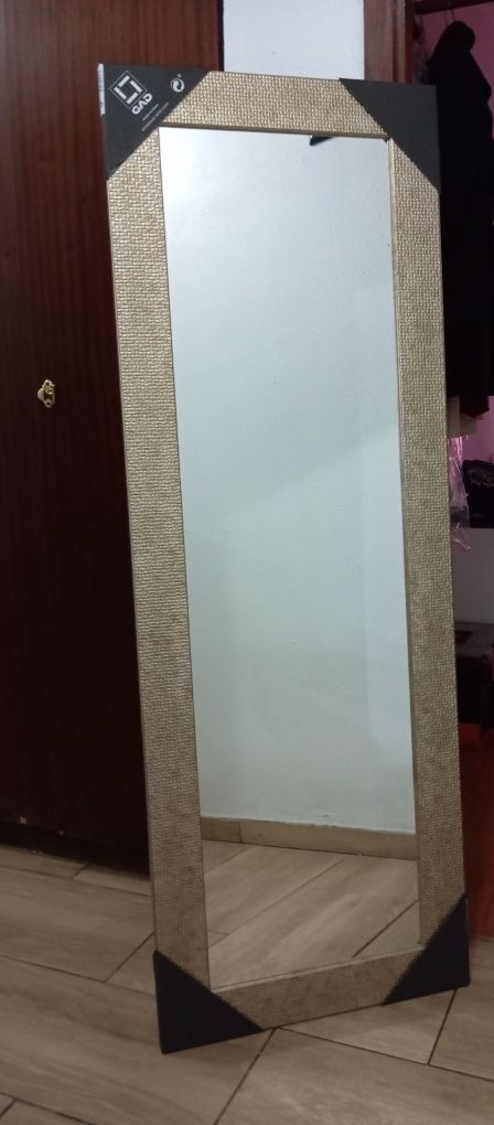 Espelho com moldura em dourado