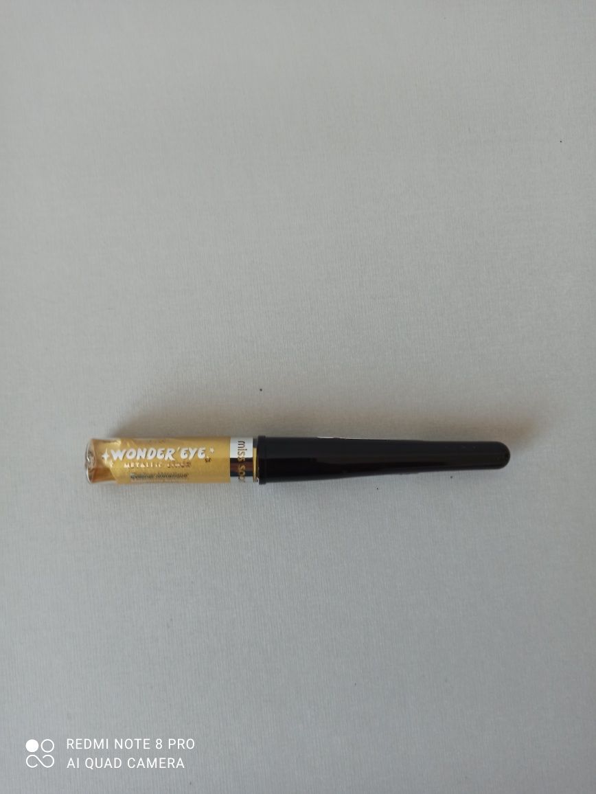 Nowy eyeliner do oczu Miss sporty - golden reflection