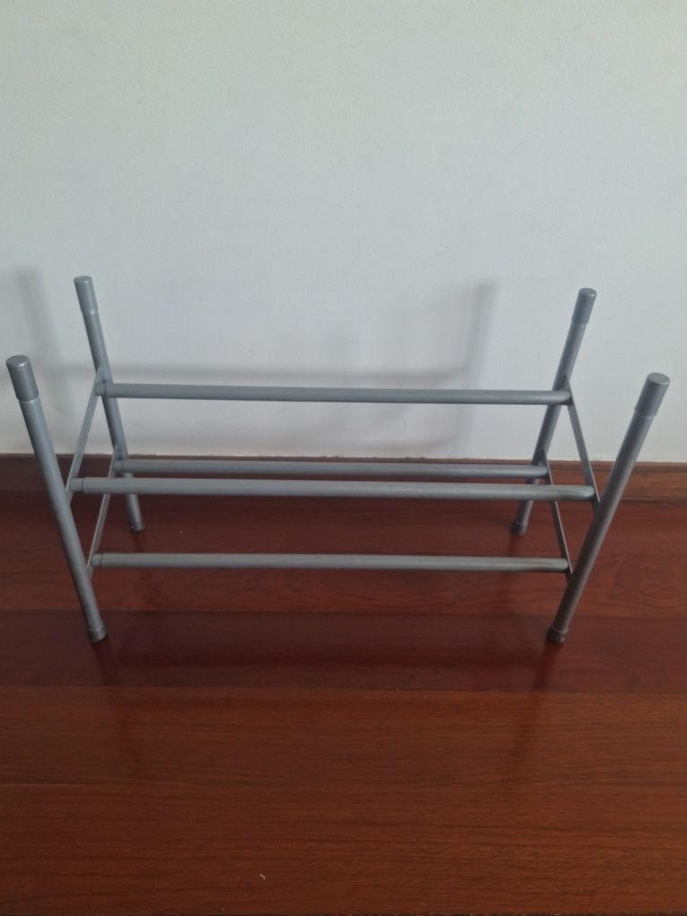 Sapateira em bom estado extensível