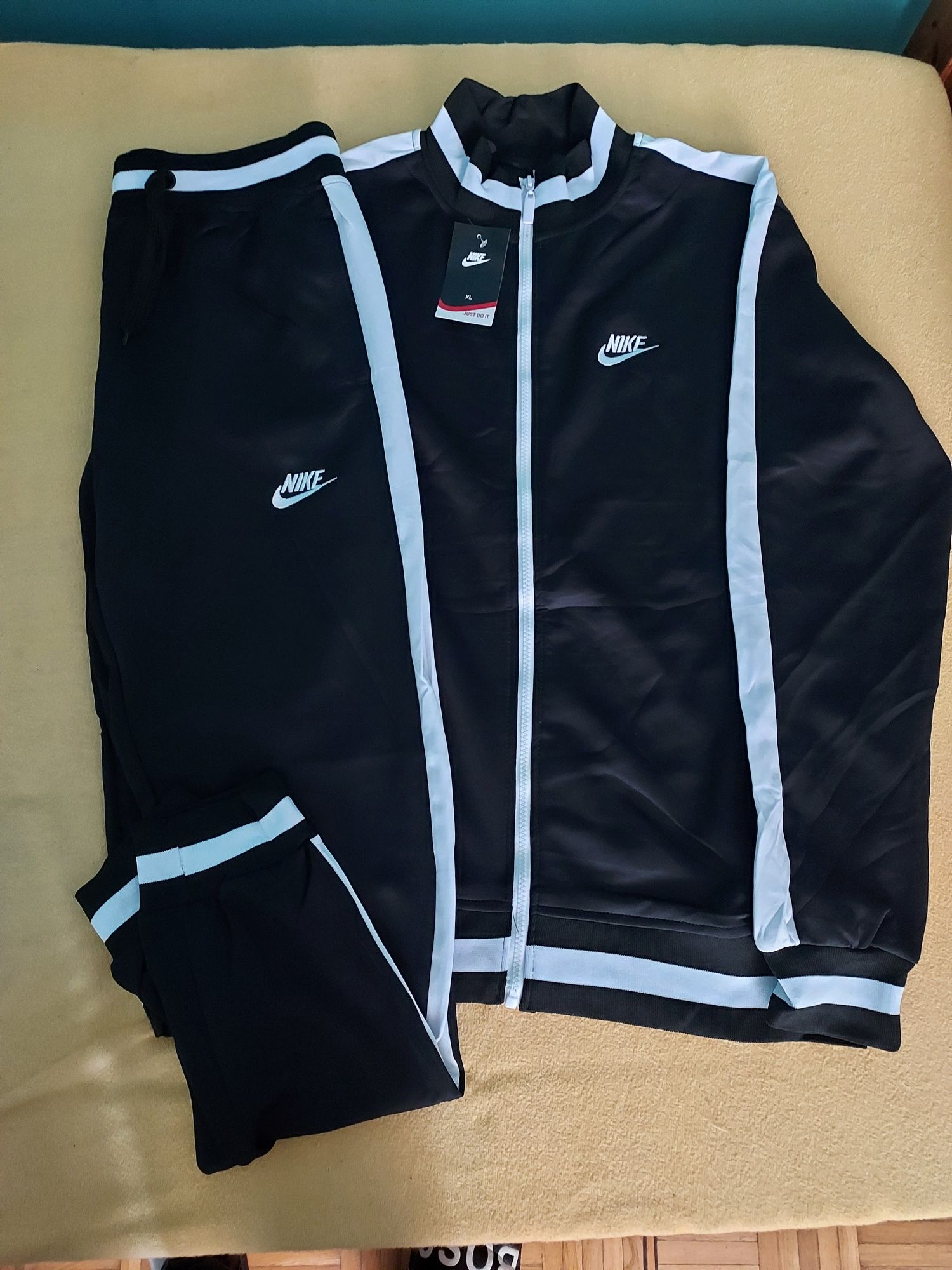 Komplety dresowe damskie i męskie. S.M.L.XXL. 3XL