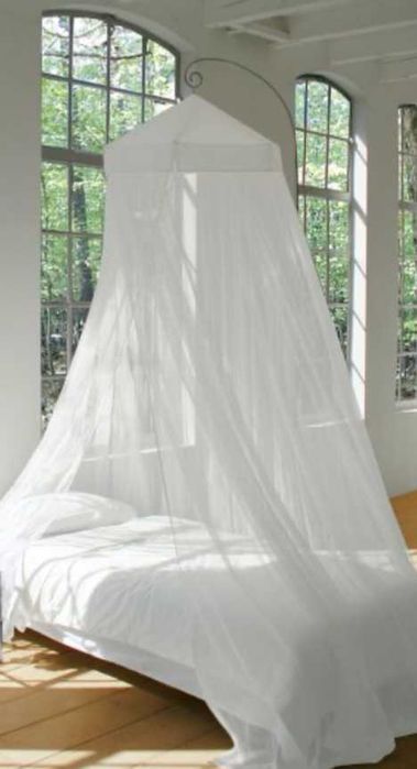 três mosquiteiros, contra mosquitos, um branco, um rosa e um azul