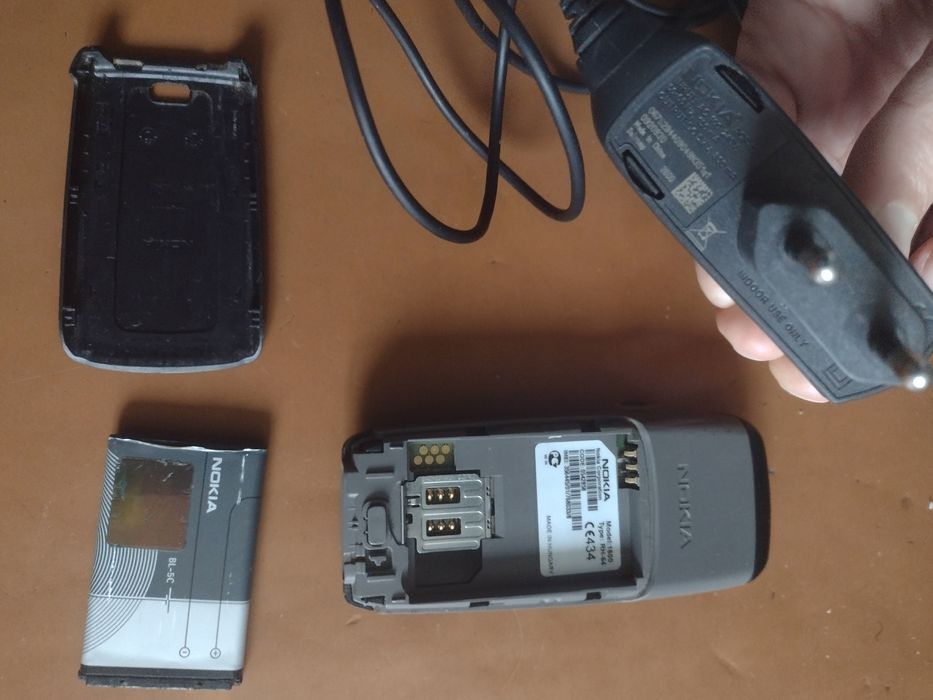 Телефон Нокіа с зарядним