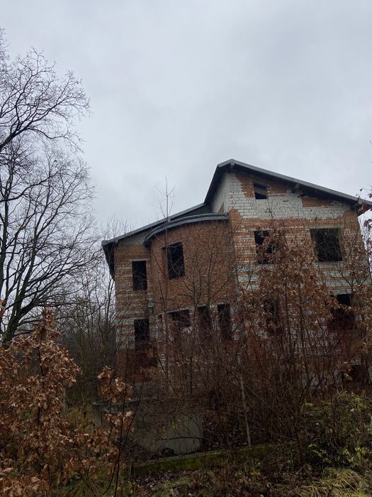 Продам незавершене будівництво та земельну ділянку .