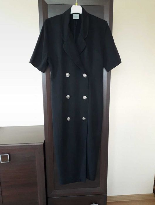 Czarna sukienka dwurzędowa retro