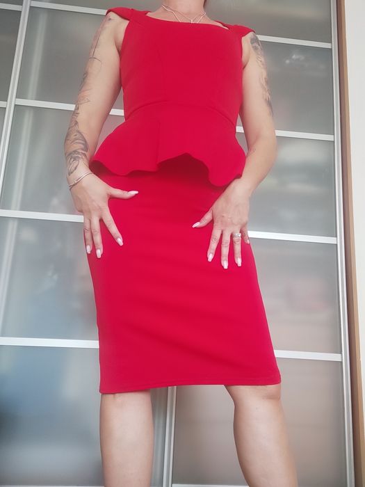 Krwisto czerwona sukienka z baskinką rozmiar M firmy BooHoo