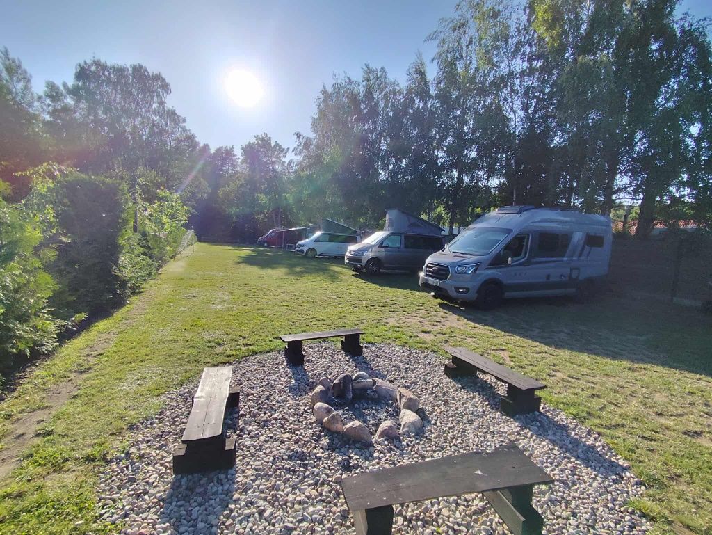 Pole namiotowe, kempingowe nad rzeką Krutynią, Mazury, Krutyń, Ruciane