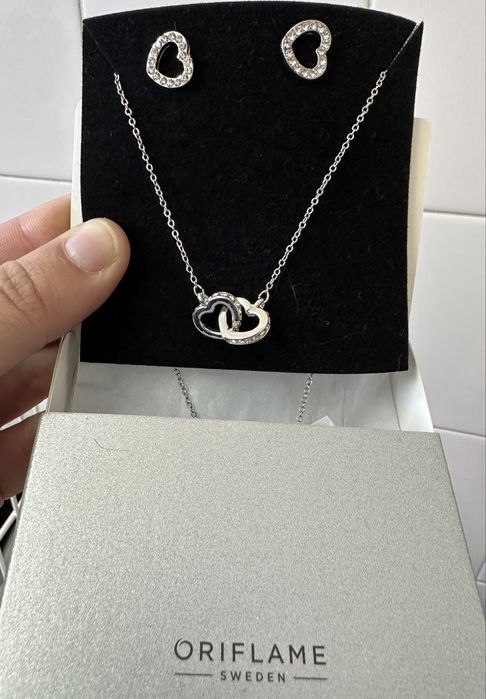 Caixa Colar + Brincos Corações Prateados