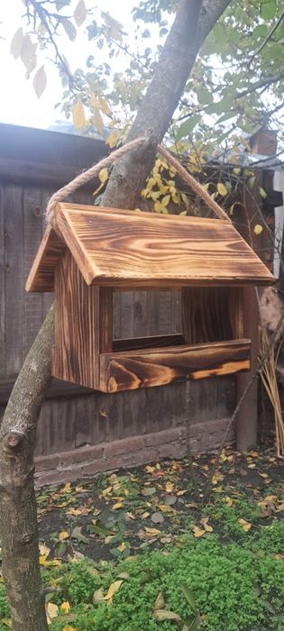 Годівничка для птахів.