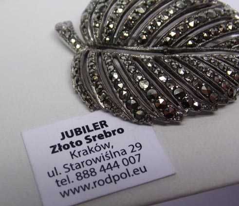 Srebrna broszka liść markazyty.