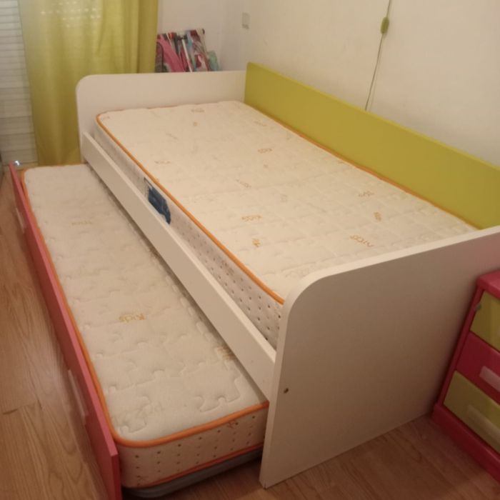 Cama solteiro menina com mesa de cabeceira