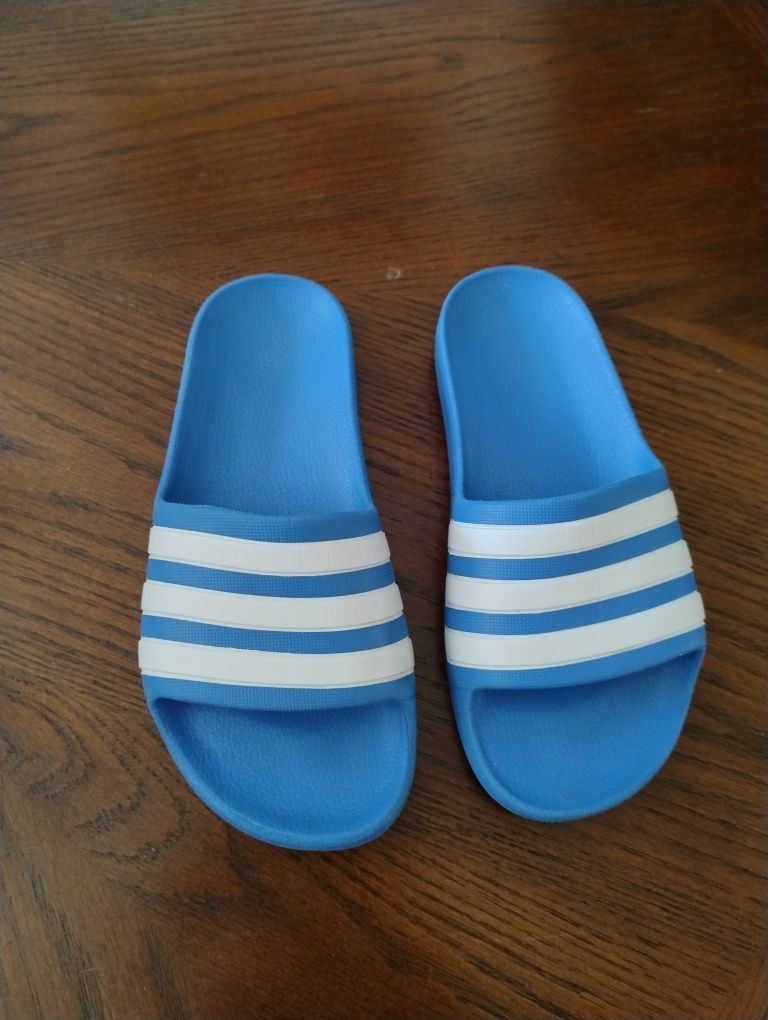 Продам шльопанці фірми adidas.