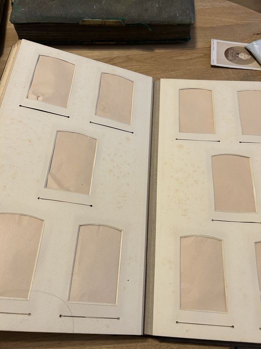 Skorzany album na fotografie tekturkowe kartonikowe XIX wiek duzy