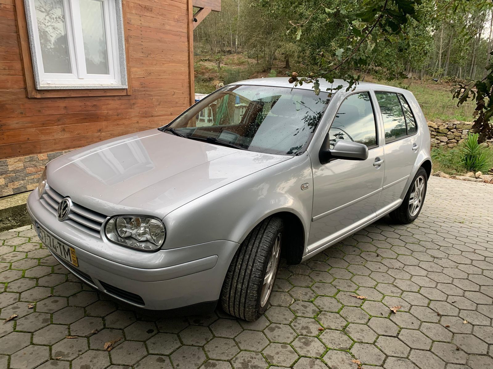 Vendo Golf 2002 com inspeção em dia...
