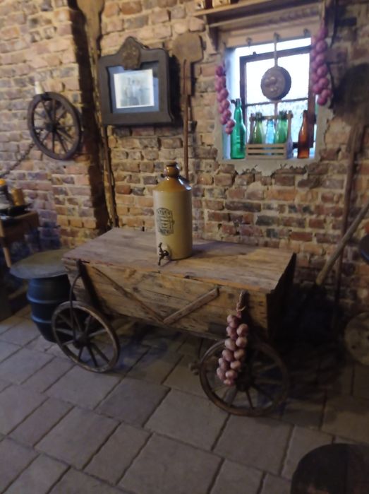 Zabytkowy drewniany wózek