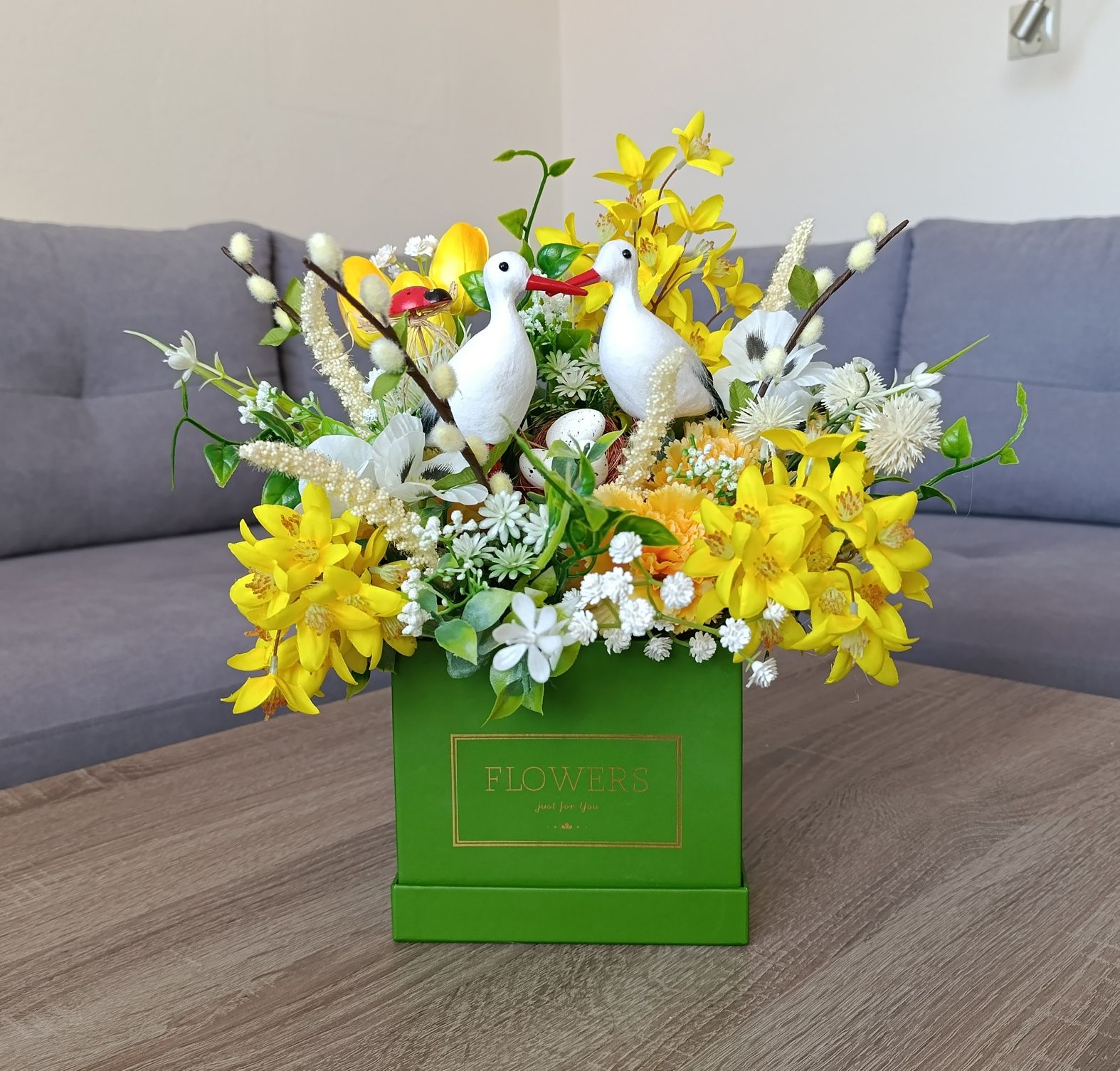 Dekoracja wnętrz. Kompozycja kwiatowa do domu. Flowerbox. Prezent