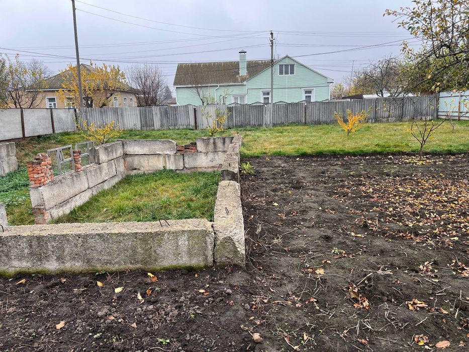 Земельна ділянка з фундаментом у місті
